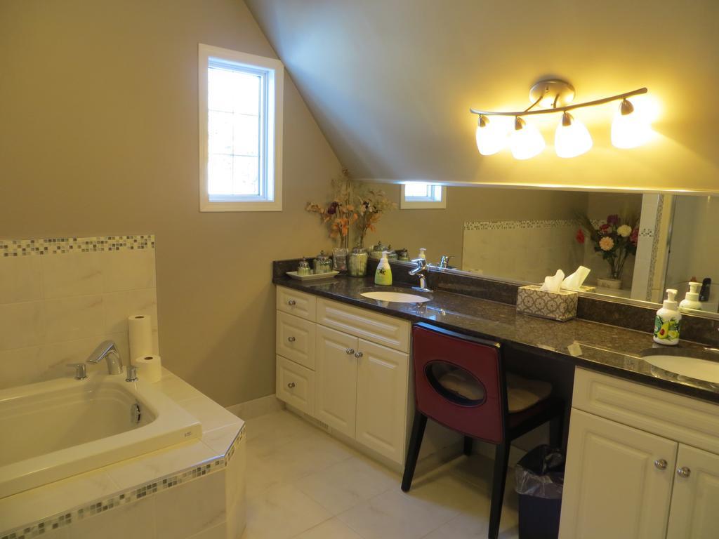 Wild Rose Bed & Breakfast Saskatoon Bagian luar foto